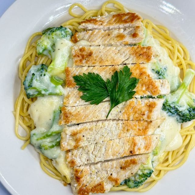 Pasta with Chicken and Broccoli (Alfredo Sauce).